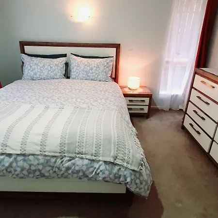 Entire House 4 Beds And Close To Airport Public Amenities